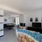 Casa Su Due Piani Con Tre Camere E Due Bagni Nel Salento アパート トゥーリエ