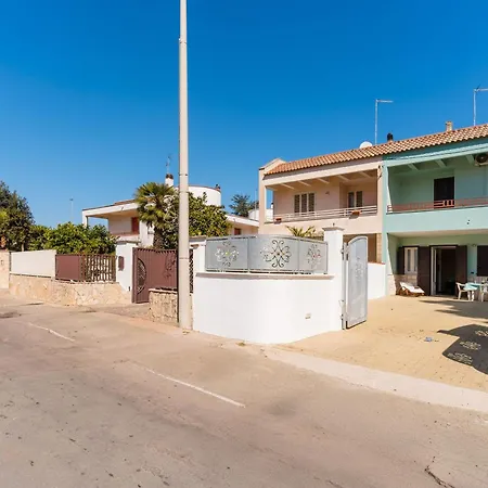 Casa Su Due Piani Con Tre Camere E Due Bagni Nel Salento * トゥーリエ